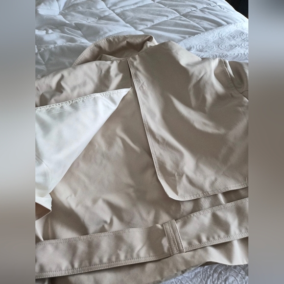 Cropped Beige Trench Coat - Picture 7 of 12